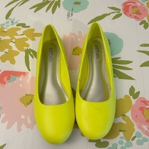 Hotcakes 9 1/2 neon ballet flats